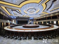 都要历经选料、烘干、电脑数控切割、榫卯组装