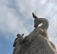 景区内的景点多与此主题呼应：由雕塑家林毓豪