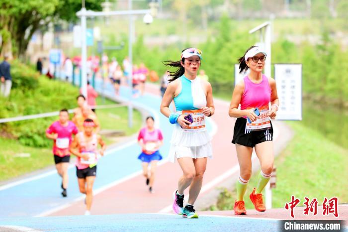 2023重庆开州汉丰湖半马赛：8000选手竞速湖畔 首