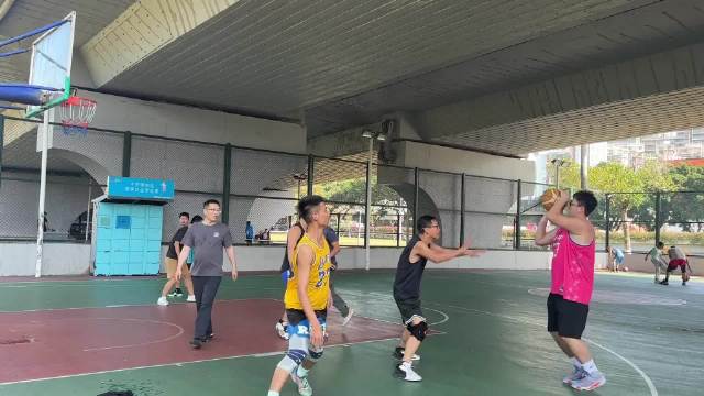 印度阅兵跳伞成功引发热议，军事展示引关注