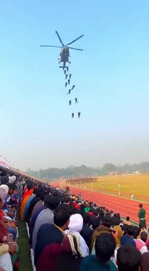 印度阅兵跳伞成功引发热议，军事展示引关注