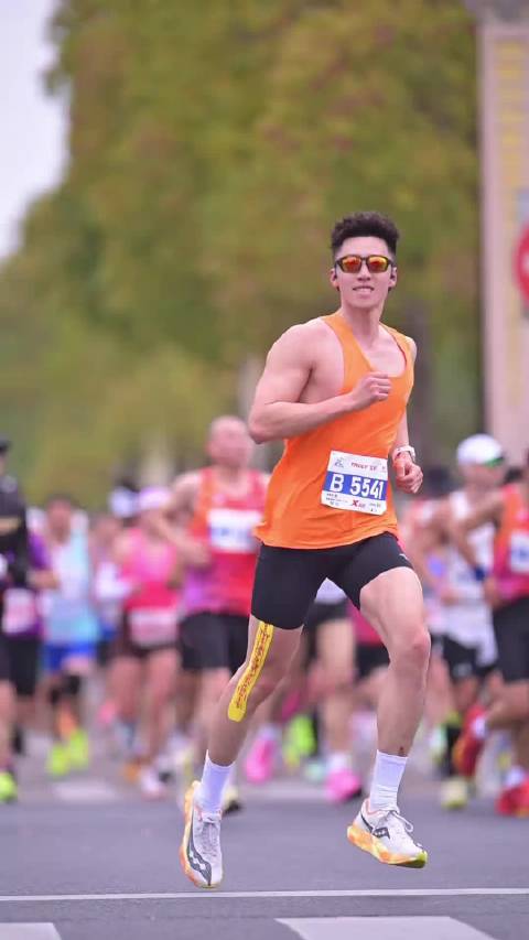 印度阅兵跳伞成功引发热议，军事展示引关注