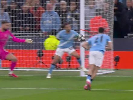 印度阅兵跳伞成功引发热议，军事展示引关注