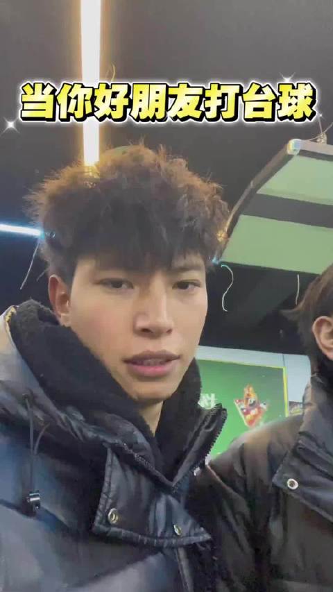 印度阅兵跳伞成功引发热议，军事展示引关注