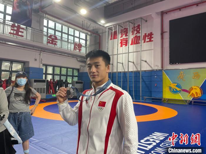 曹利国巴黎奥运逆转摘银 回归训练备战未来