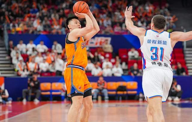 上海男篮豪取十五连胜 李弘权23分助队稳居榜首