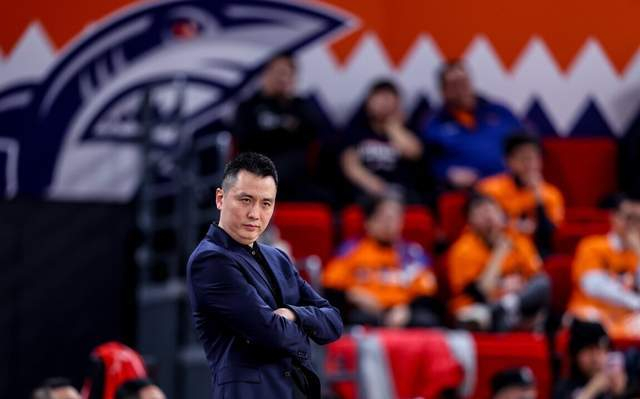 上海男篮豪取十五连胜 李弘权23分助队稳居榜首