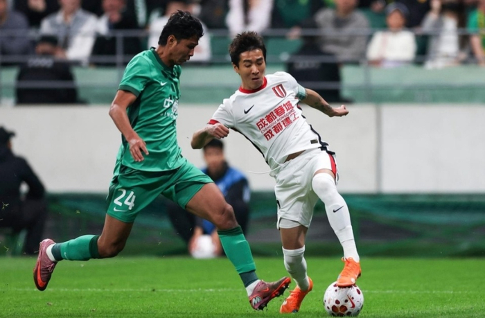 北京国安主场1-2负成都蓉城 争议判罚引争议