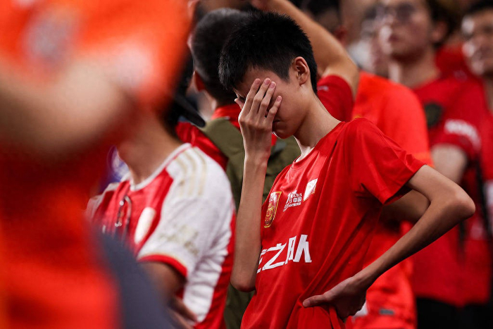 金元足球吸血鬼：四名“白嫖者”如何掏空中国